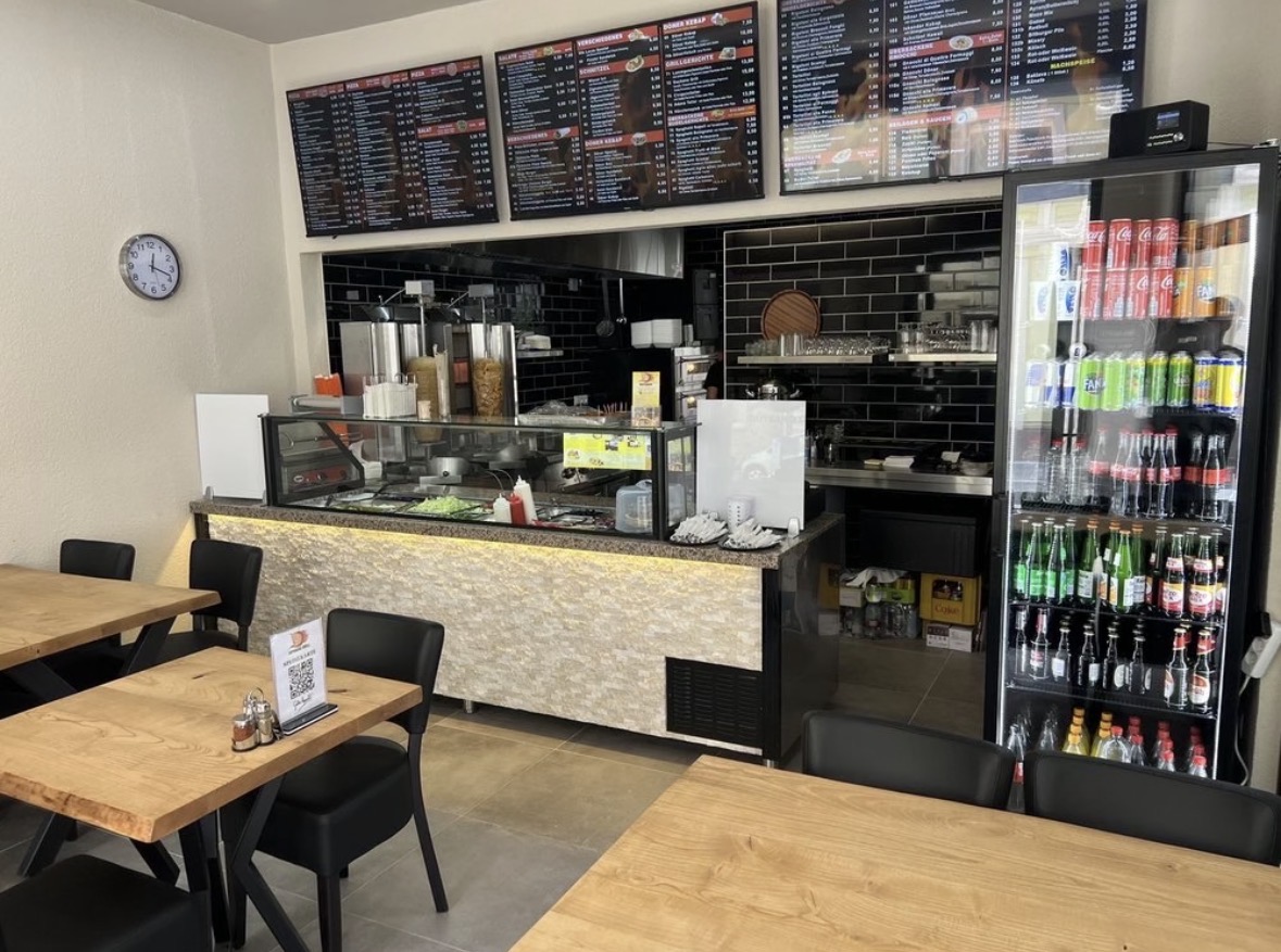 Innenraum des Duykano Grill mit offener Küche